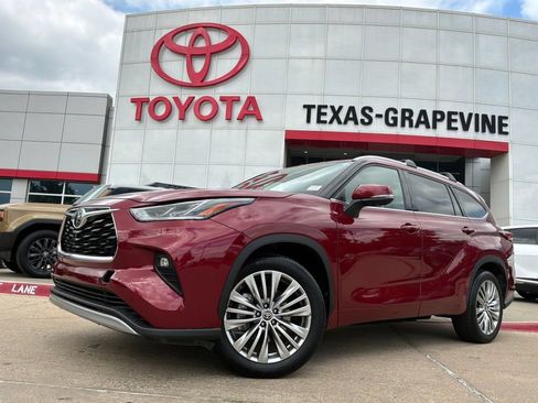 Used 2023 Toyota Highlander Platinum FWD image 2