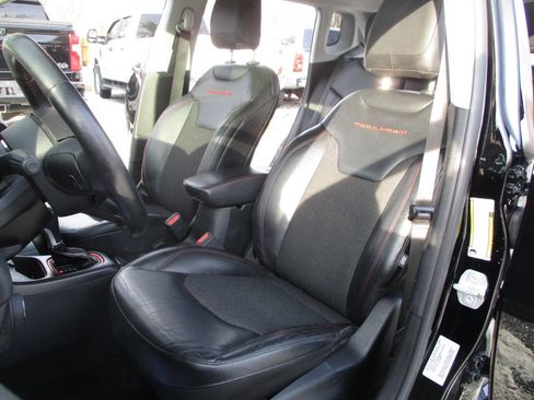 Used 2018 Jeep Compass Trailhawk w/ Cold Weather Group image 18