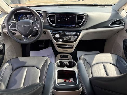 Used 2023 Chrysler Pacifica Touring-L FWD image 39