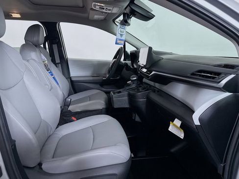 Used 2025 Toyota Sienna XLE w/ XLE Plus Package image 24