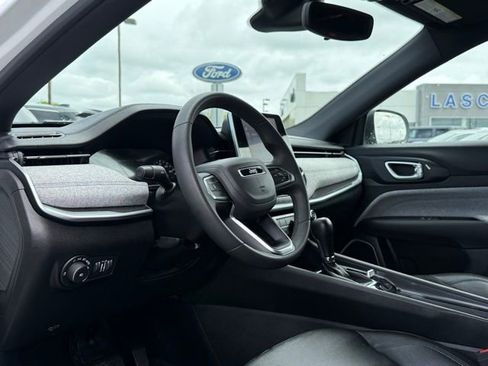 Used 2025 Jeep Compass Latitude AWD/4WD image 14