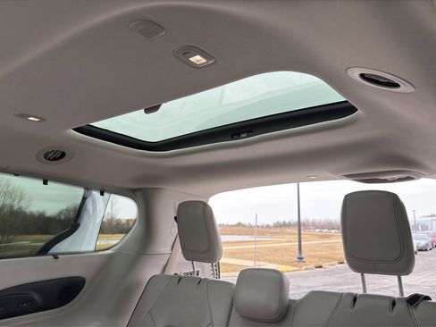 Used 2020 Chrysler Pacifica Limited image 40