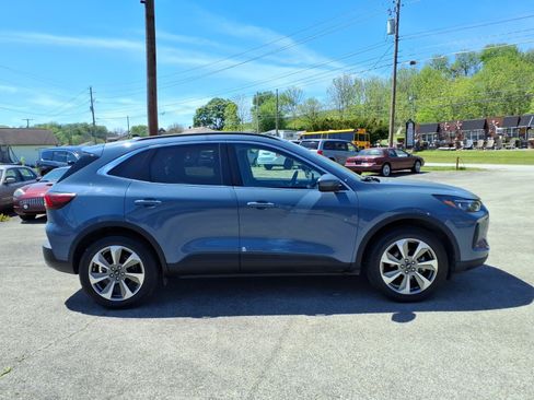 Used 2025 Ford Escape Platinum AWD/4WD image 2