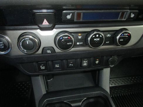 Used 2017 Toyota Tacoma Limited image 34