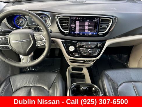 Used 2022 Chrysler Pacifica Touring-L FWD image 16