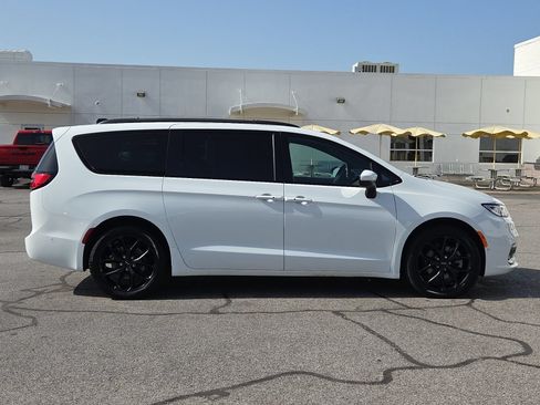 Used 2023 Chrysler Pacifica Touring-L w/ Uconnect Theater Family Group AWD/4WD image 15