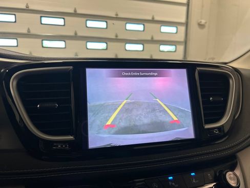 Used 2023 Chrysler Pacifica Touring-L FWD image 22