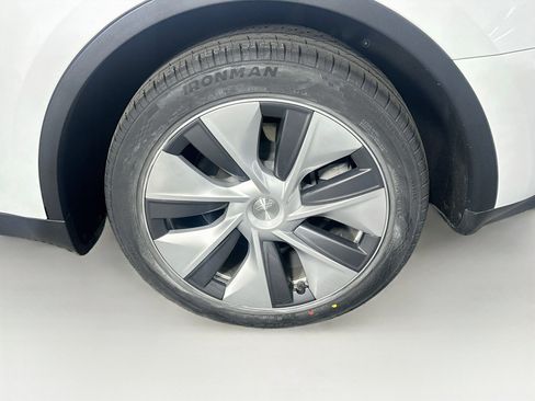 Used 2024 Tesla Model Y Long Range AWD/4WD image 11
