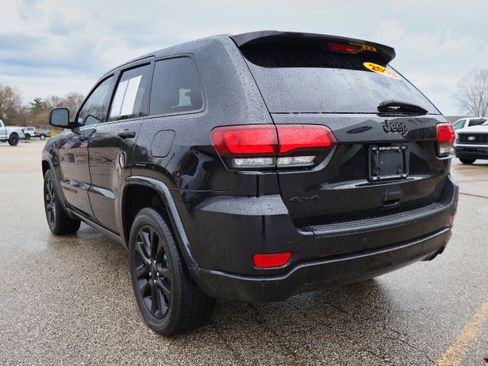 Used 2019 Jeep Grand Cherokee Altitude image 3