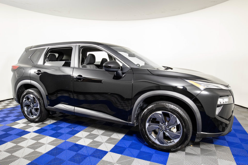Used 2025 Nissan Rogue SV FWD image 4