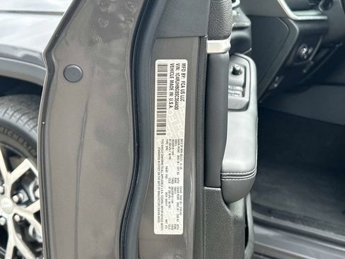 Certified 2025 Jeep Grand Cherokee Limited AWD/4WD image 11