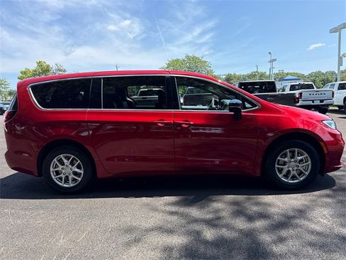 New 2026 Chrysler Pacifica Select image 6