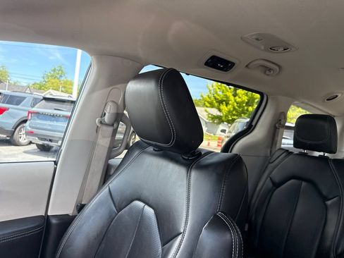 Used 2023 Chrysler Pacifica Touring-L FWD image 38