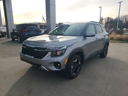 Used 2024 Kia Seltos EX image 3