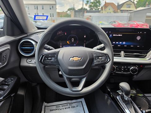 Used 2025 Chevrolet Trax LT FWD image 19