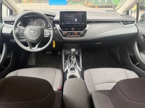 Used 2022 Toyota Corolla LE FWD image 3