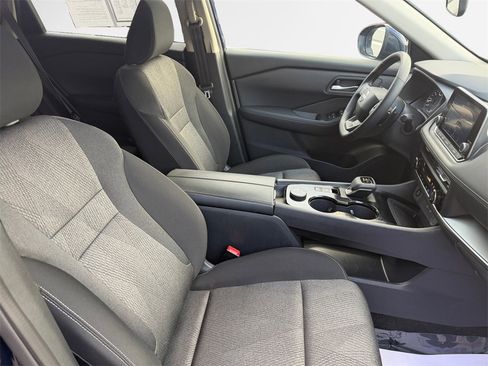 Used 2025 Nissan Rogue SV image 30
