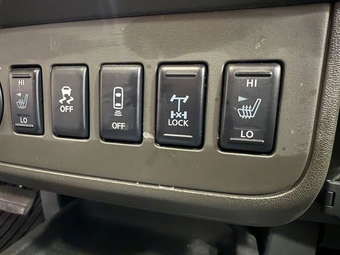 Used 2020 Nissan Frontier PRO-4X w/ Pro-4x Utility Package image 31