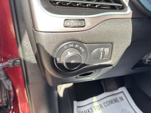 Used 2019 Jeep Cherokee Latitude w/ Popular Appearance Group FWD image 12
