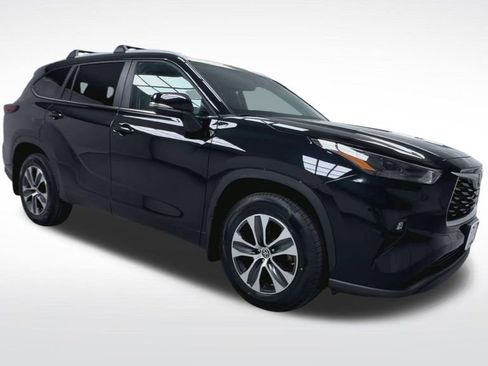 Certified 2024 Toyota Highlander XLE AWD/4WD image 2
