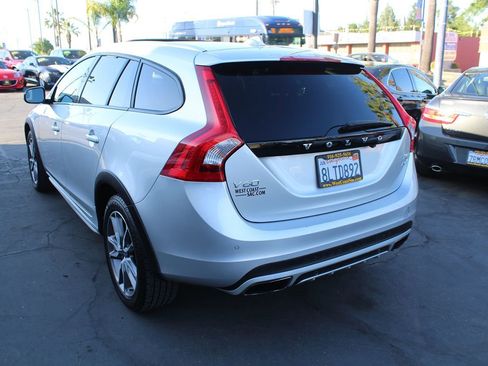 Used 2018 Volvo V60 T5 Cross Country image 5