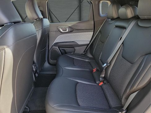 New 2025 Jeep Compass Latitude image 8