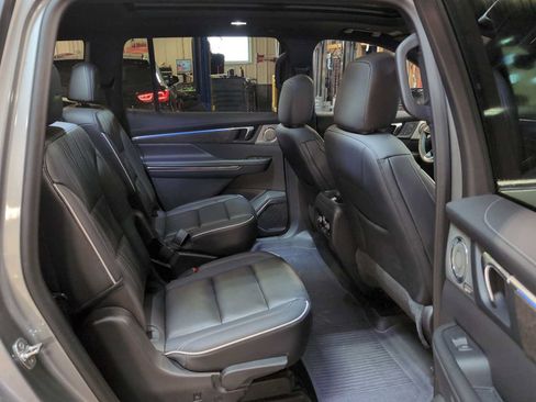 Used 2025 Buick Enclave Avenir AWD/4WD image 29