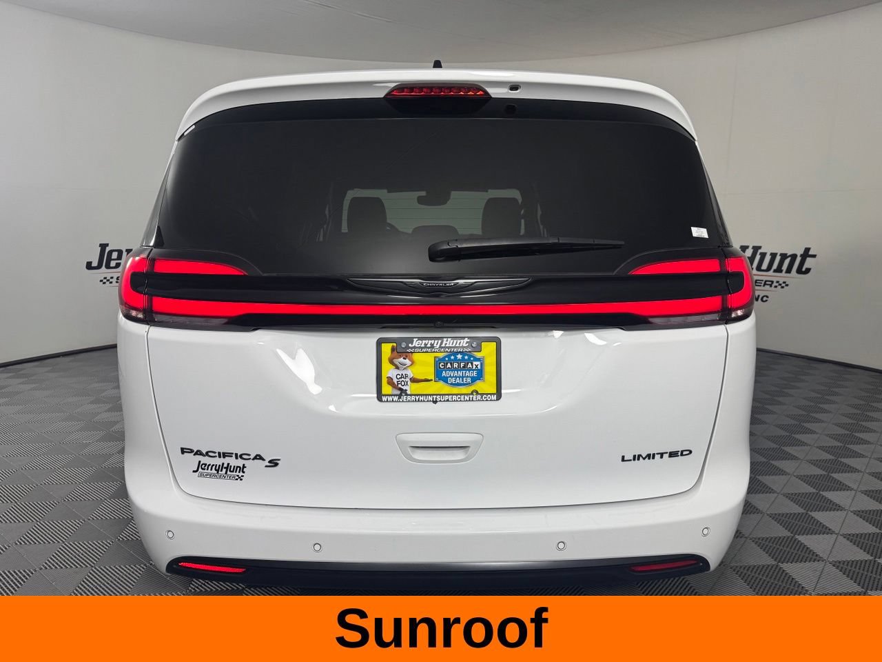 Used 2025 Chrysler Pacifica Limited FWD image 8