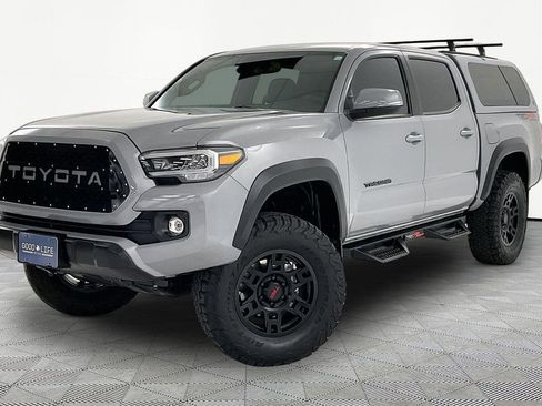 Used 2020 Toyota Tacoma TRD Off-Road w/ Technology Package image 3
