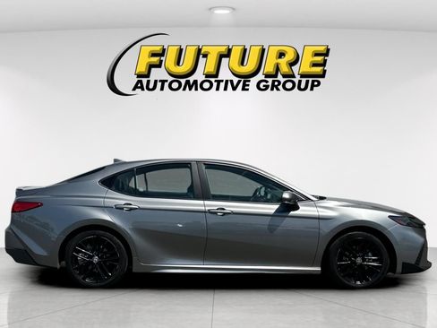Used 2025 Toyota Camry SE FWD image 3