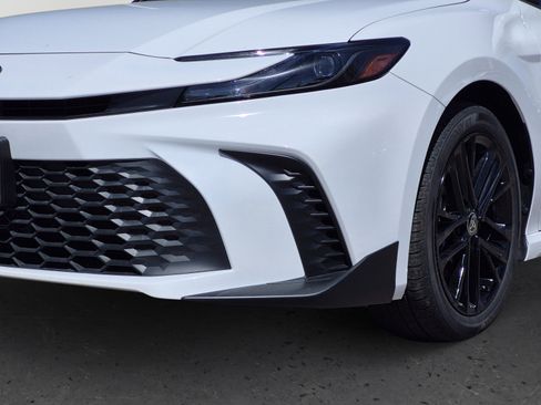 Used 2025 Toyota Camry SE image 9