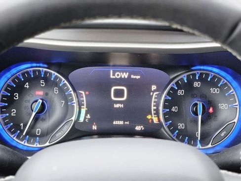 Used 2023 Chrysler Pacifica Touring-L image 19