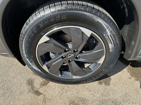 Used 2024 Nissan Rogue SV image 14