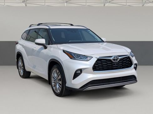 Used 2024 Toyota Highlander Platinum FWD image 2