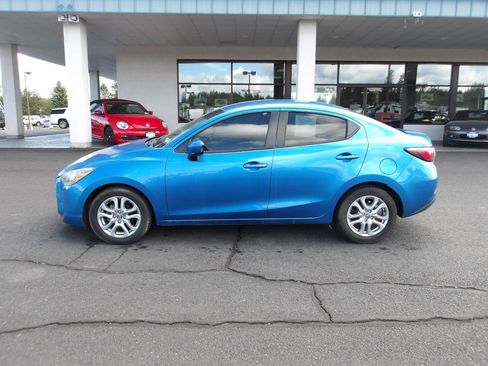 Used 2018 Toyota Yaris iA FWD image 2