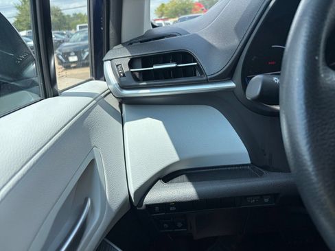 Used 2025 Toyota Sienna XLE FWD image 36
