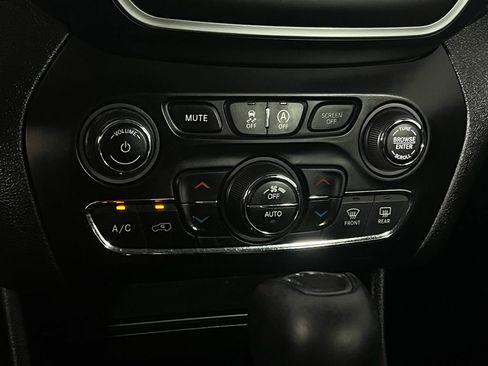 Used 2020 Jeep Cherokee Latitude Plus w/ Comfort/Convenience Group image 17