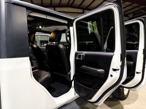 Used 2020 Jeep Gladiator Overland image 21