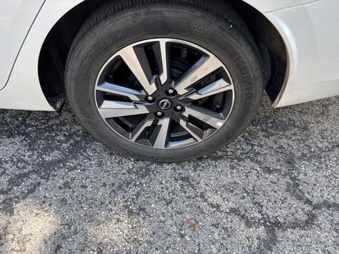 Used 2025 Nissan Versa SV FWD image 25