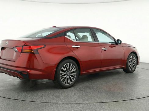 Used 2025 Nissan Altima 2.5 SV image 9