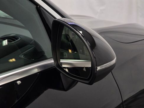 Used 2025 Mercedes-Benz GLC 300 4MATIC image 23