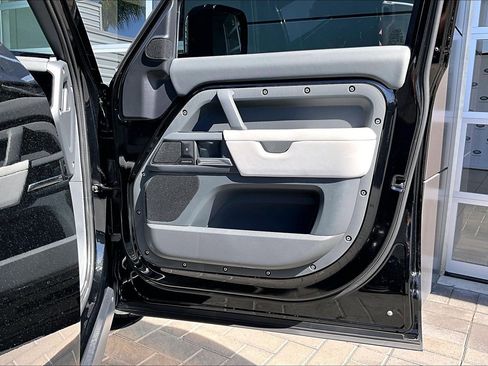 Used 2025 Land Rover Defender 110 S image 24