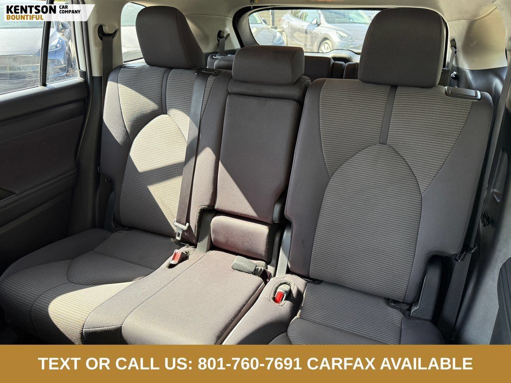 Used 2025 Toyota Highlander LE AWD/4WD image 30
