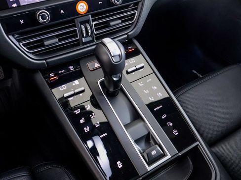 Certified 2026 Porsche Macan AWD/4WD image 12