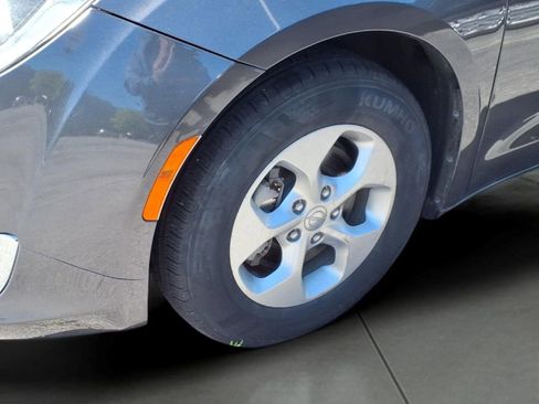 Used 2018 Chrysler Pacifica Touring Plus image 9