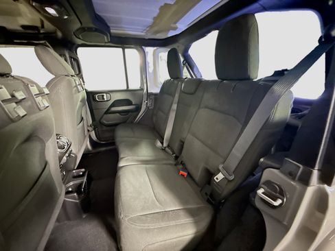 Used 2018 Jeep Wrangler Unlimited Sahara image 25