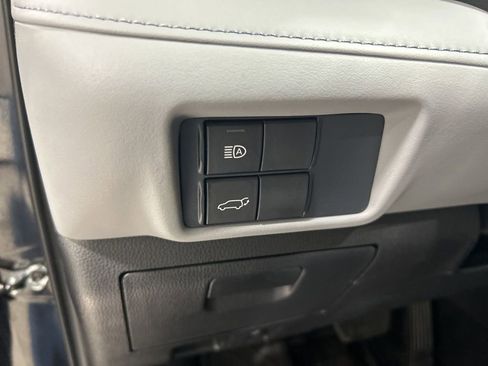 Used 2021 Toyota Highlander XLE image 14