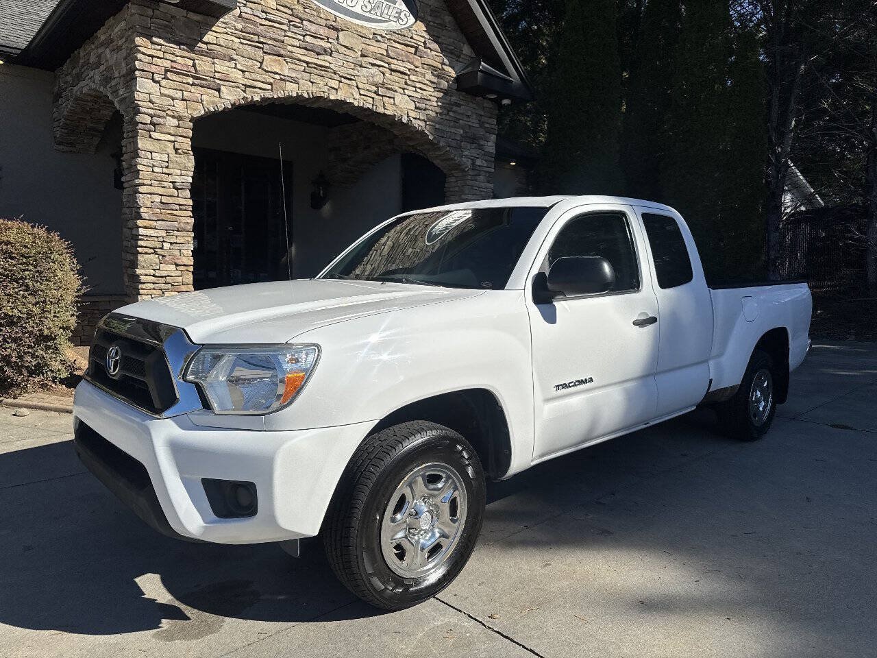 Used 2015 Toyota Tacoma 2WD Access Cab w/ SR5 Package image 2
