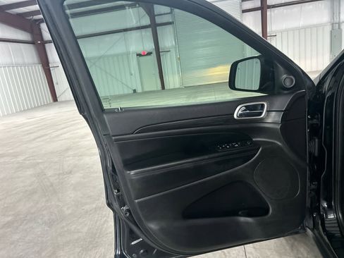 Used 2019 Jeep Grand Cherokee Laredo image 13