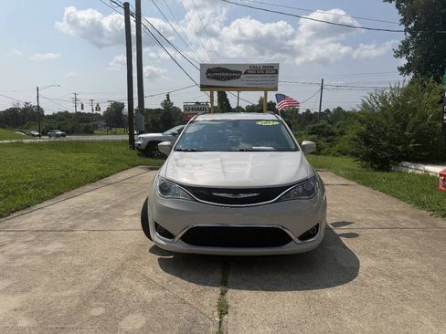 Used 2017 Chrysler Pacifica Touring-L FWD image 2